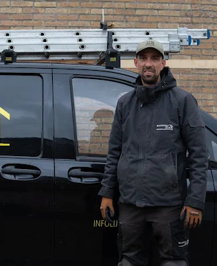 Alexander Liebregts, eigenaar Platdak Specialist Zuid, bij zijn bedrijfsbusje