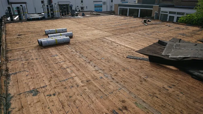 Twee lagen bitumen op platdak schuur, vakkundig aangebracht