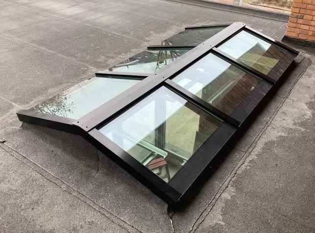 Lichtstraat waterdicht aangesloten op de opstand in het bitumen