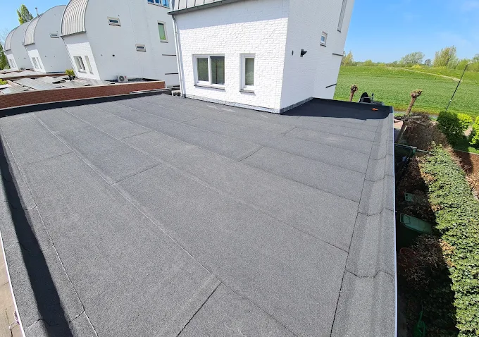 Alexander inspecteert een platdak en beoordeelt de conditie