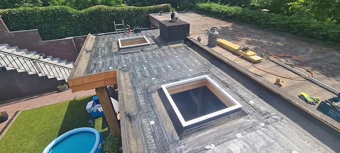 Inspectie onderconstructie platdak tijdens dakrenovatie