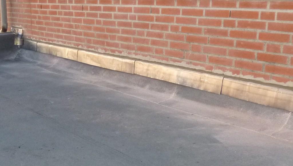 Oud bitumen dak vervangen inclusief loodwerk Valkenswaard